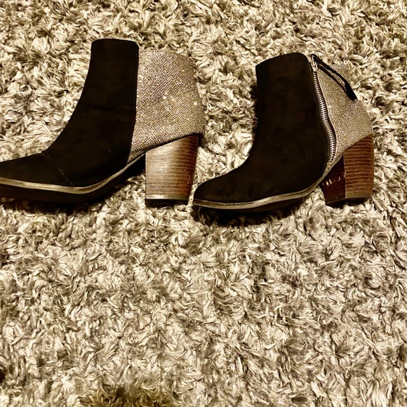 Ladies ankle bootie, Size 7.5 - Picture 3 of 8